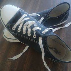 Size 9 Converse Low Cut