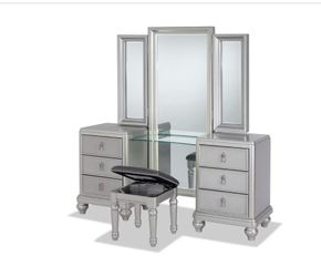 bob’s furniture diva set (vanity only, no chair/stool)