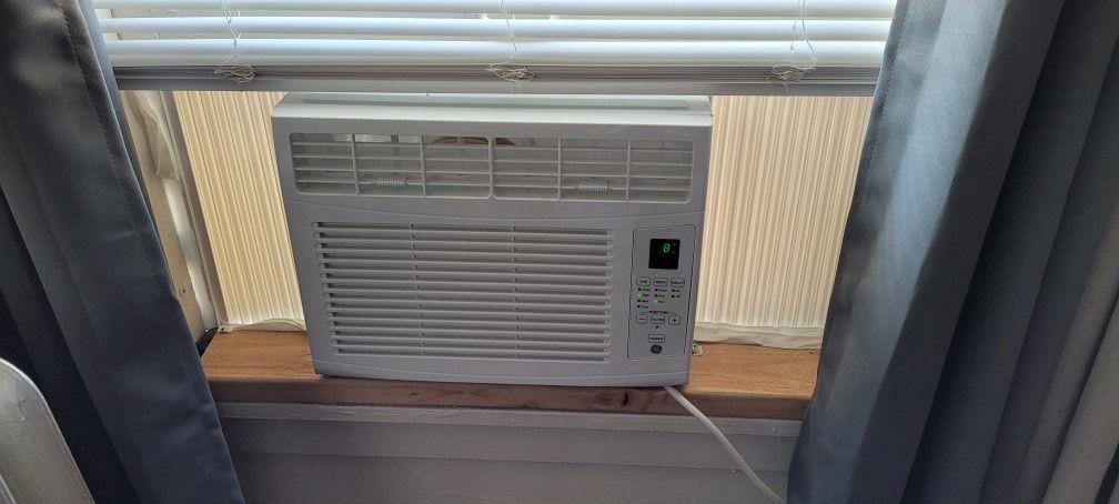 Air Conditioner With Remote And Built In Thermostat 