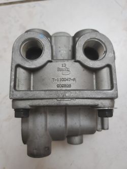 Valve semi truck Volvo vnl