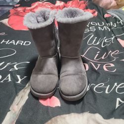 Womans Size 7 Ugg