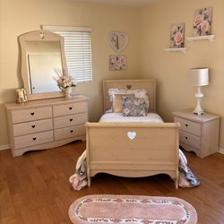 Girls/teen 4 Piece Heart Bedroom Set