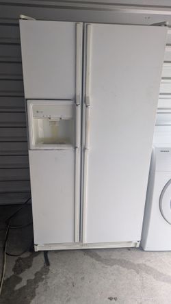 Refrigerator white side by side 200$