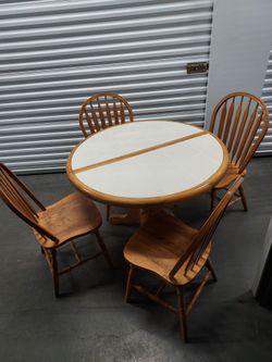 Round Oak Tile-Top Dining Table with 4 Chairs