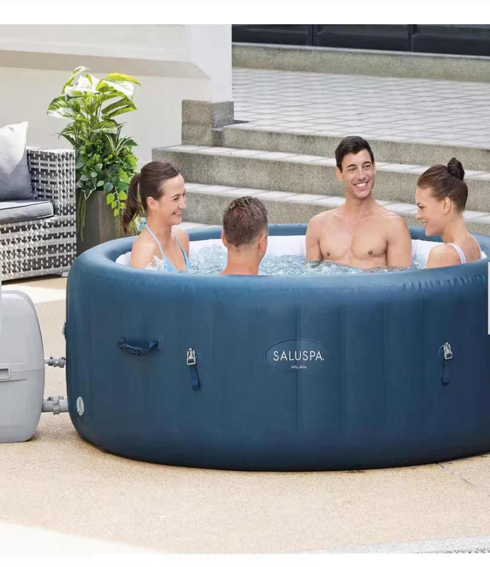 JACUZZI inflatable 4-6 Person Jacuzzi New In box 