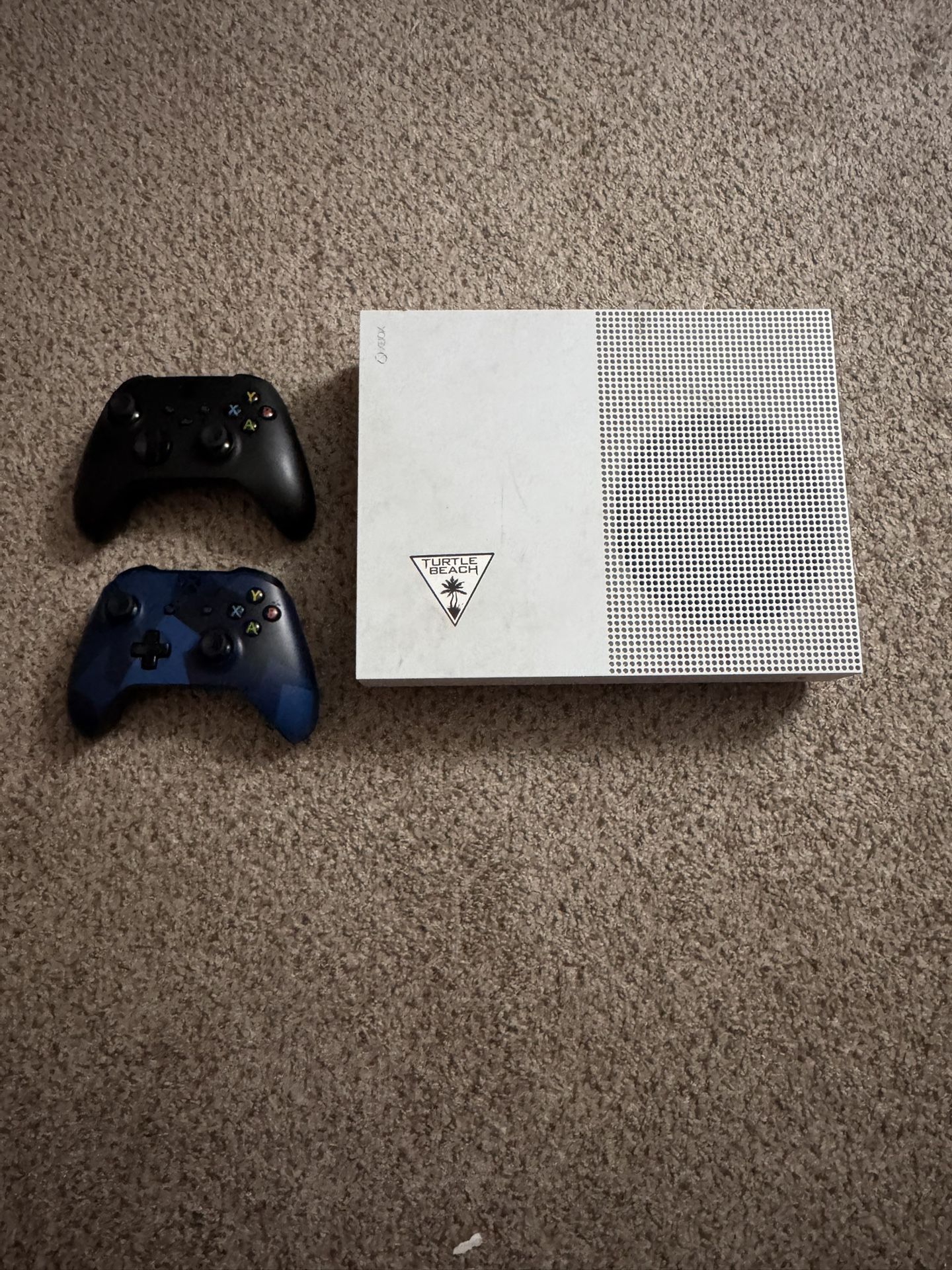 Xbox One S + Controllers