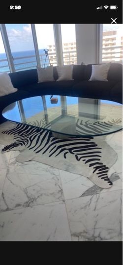 Coffee table/cocktail table