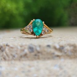 18K Gold Emerald Diamond Ring