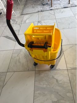 Rubbermaid Commercial Products Like New