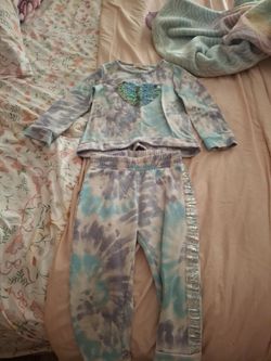 Nice unisex outfit size 3t.