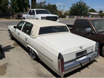 Cadillac sedan Deville