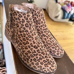 Women boot size 7.5 check more pictures