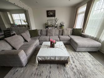 Large Gray U-Shaped Sectional Sofa with Chaise
