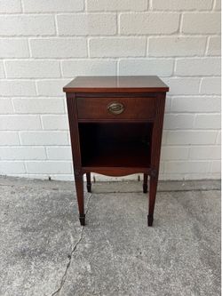 Vintage Federal-style mahogany side table / nightstand by Kindle featuring a single drawer with a brass pull and reeded column details