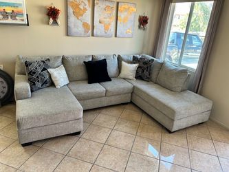 DELIVERY AVAILABLE 🚛! Gorgeous Sectional Couch with double chaise LIKE NEW