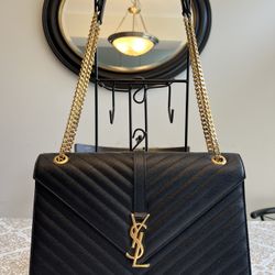 ENVELOPE LARGE BAG IN MATELASSÉ GRAIN DE POUDRE EMBOSSED LEATHER.