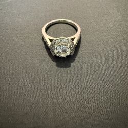 Elegant Halo-Style Diamond Engagement Ring