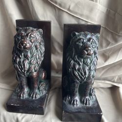 TWO HEAVY VINTAGE  BOOKENDS THE LION KING ..  HEAVY   PIECE  Its 8” Inche Height 