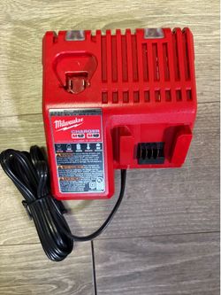 Milwaukee M12 and M18 12-Volt/18-Volt Lithium-Ion Multi-Voltage Battery Charger