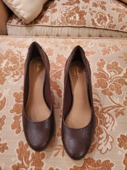 New Clark's Brownish burgundy size 8.5 M platform pumps