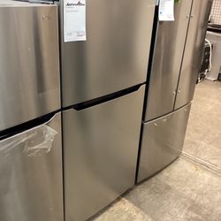 Insignia 21 Cubic foot Top Mount