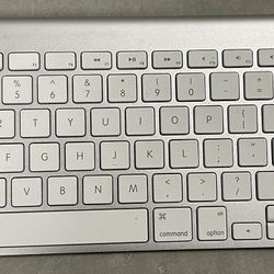 Apple Silver Wireless Keyboard & Remote