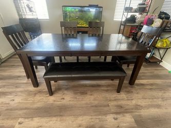 Dining room/kitchen table