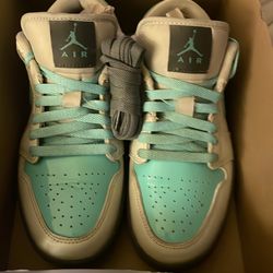 Women’s Air Jordons 1 low SE size 7
