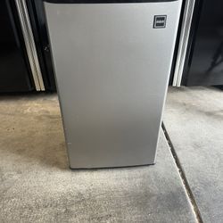 RCA 3.2 CU FT Mini Fridge