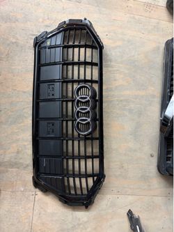 2025 Audi Q3 grille w/ emblem