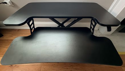 Pneumatic table top stand up desk