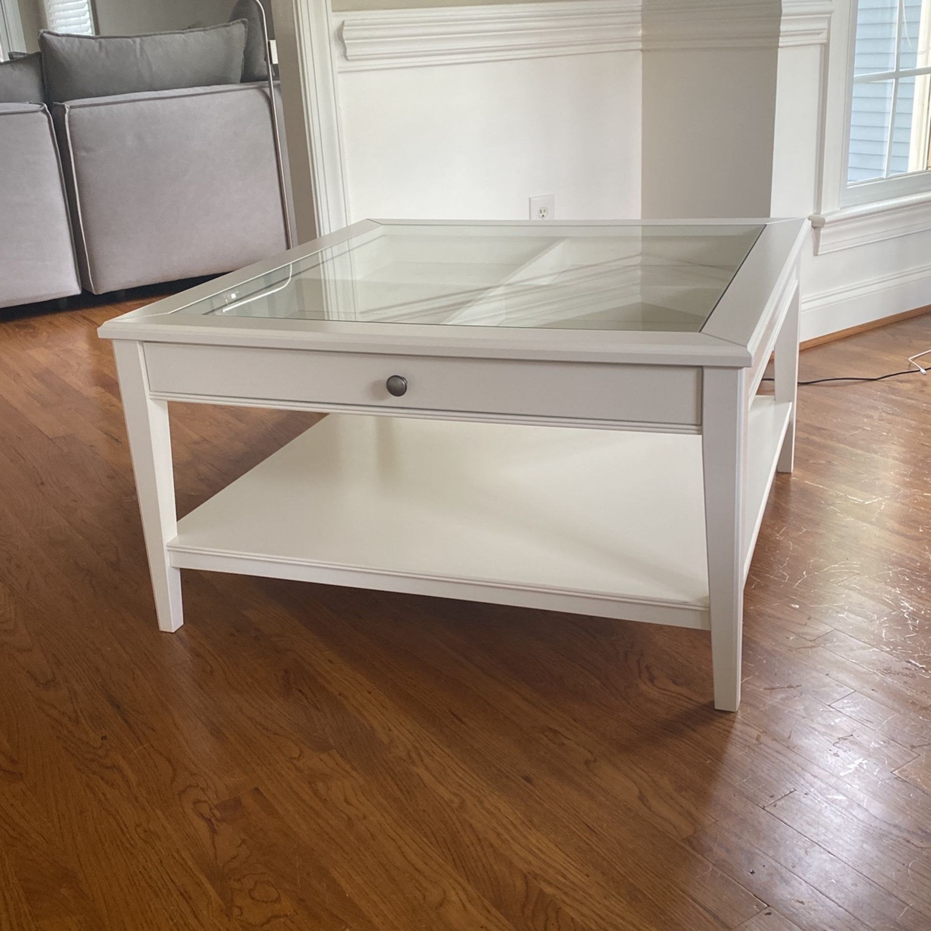 White 36 5/8 x 36 5/8 Coffee Table w/storage