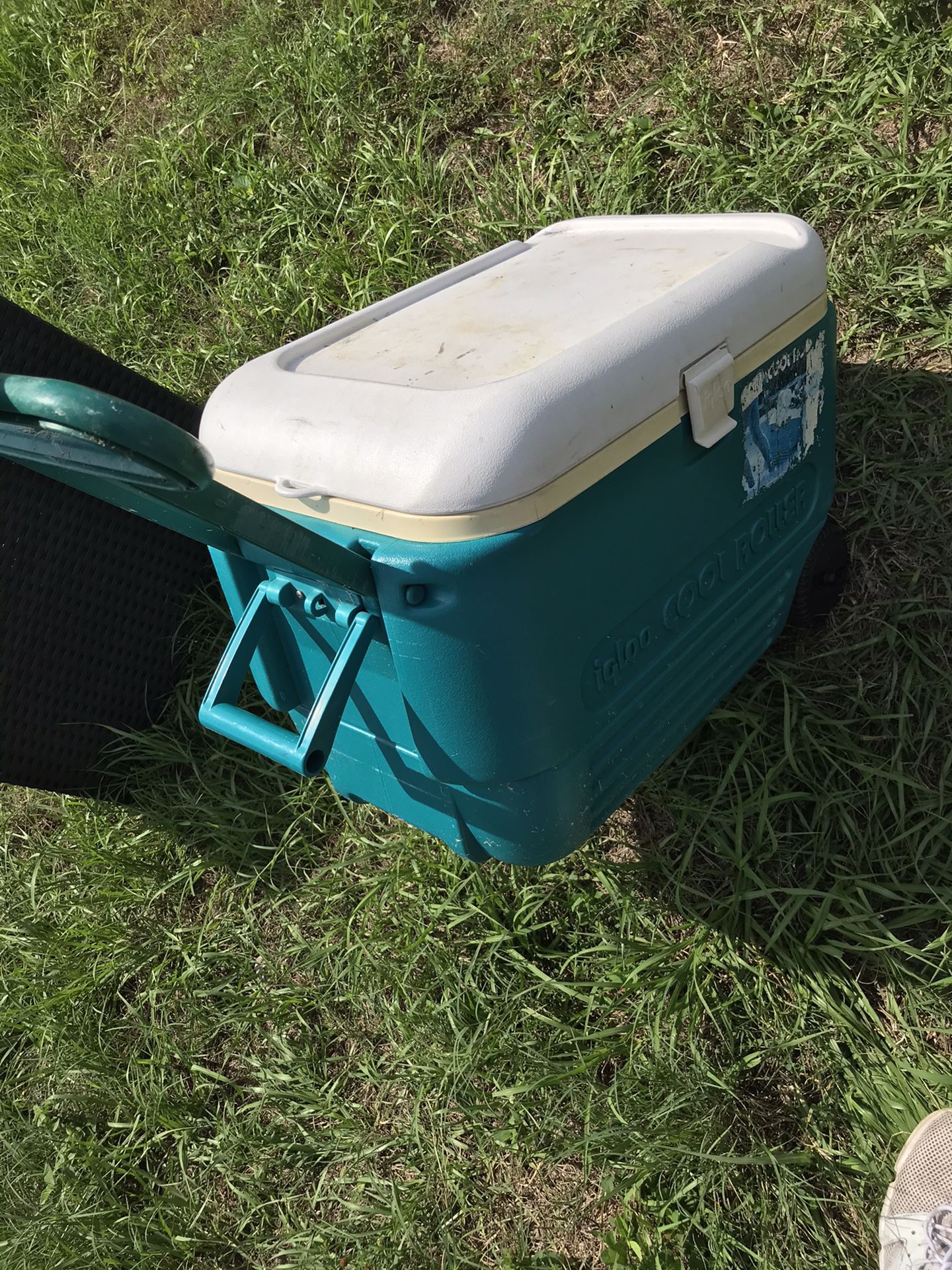 Cooler with wheels rolling long handle ice cooler