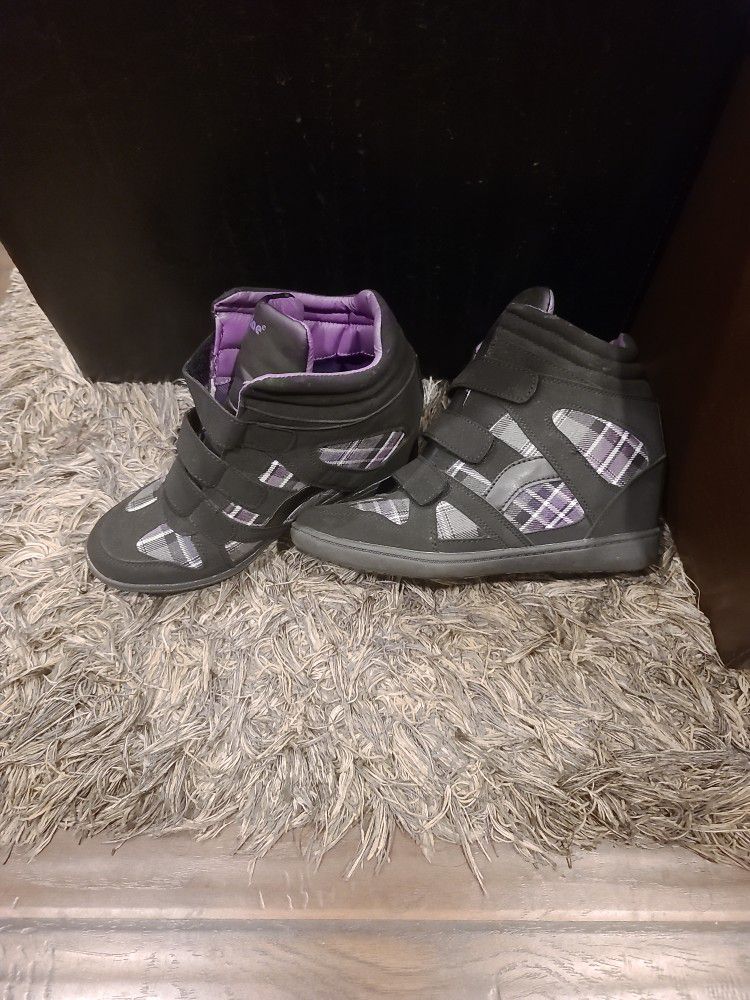 Size 10 Purple, black & gray wedged shoes.