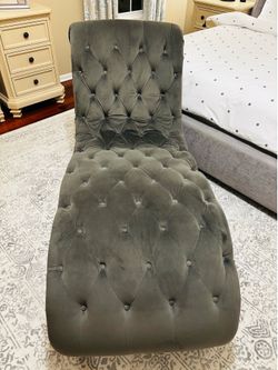 Gray fabric tufted lounge chair
