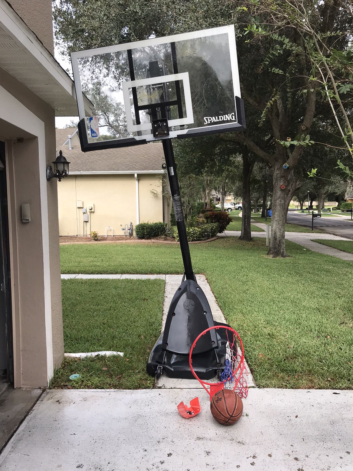 10 ft Basketball hoop wit a ball