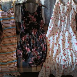 Woman's Dresses Green Dress Small ,Stripe shirt XSmall,Black One XXlarge,Flower Dress Xlarge $5.00 Each 