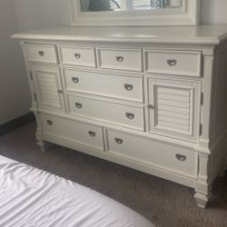 Dresser With Mirror 