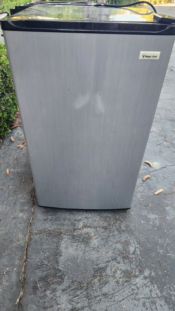 Magic Chef Mini Refrigerator