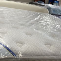 Queen matress and box apring