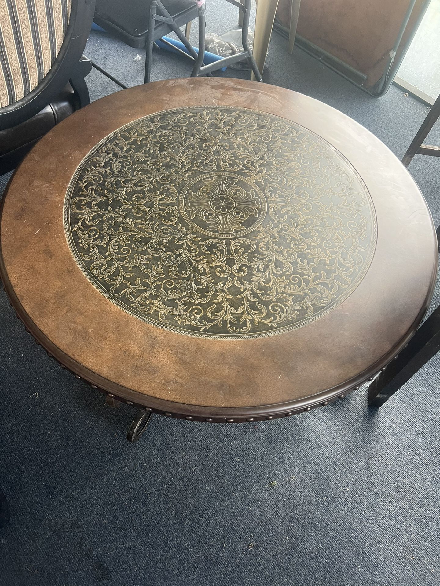 Signature Design by Ashley Rafferty Ornate Round Coffee Table