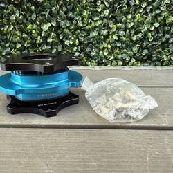 SFI 42.1/6- Bolt Steering Wheel Quick Release Adapter, black quick release/light blue ring