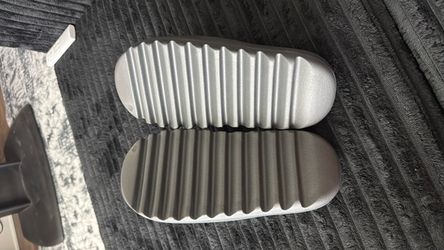 Yeezy slides (BRAND NEW)
