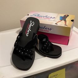 NWT And  NIB Skechers Yoga Foam Slippers With Heel