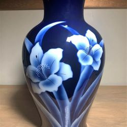 JAPANESE COBALTBLUE VASE WITH HAND PAINTED FLOWERS IN WHITE & GOLD RARE 