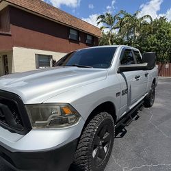 2014 Ram 1500 4x4 – 5.7L V8 HEMI – Strong & Reliable