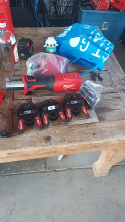 MILWAUKEE  
M18 18-Volt Lithium-lon
Brushless Cordless FORCE
LOGIC Press Tool w/1/2 in, 3/4
in, and 1 in Black Iron Press
Tool Jaws