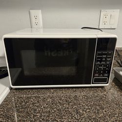 Mainstays 0.7 Cu ft Countertop Microwave Oven