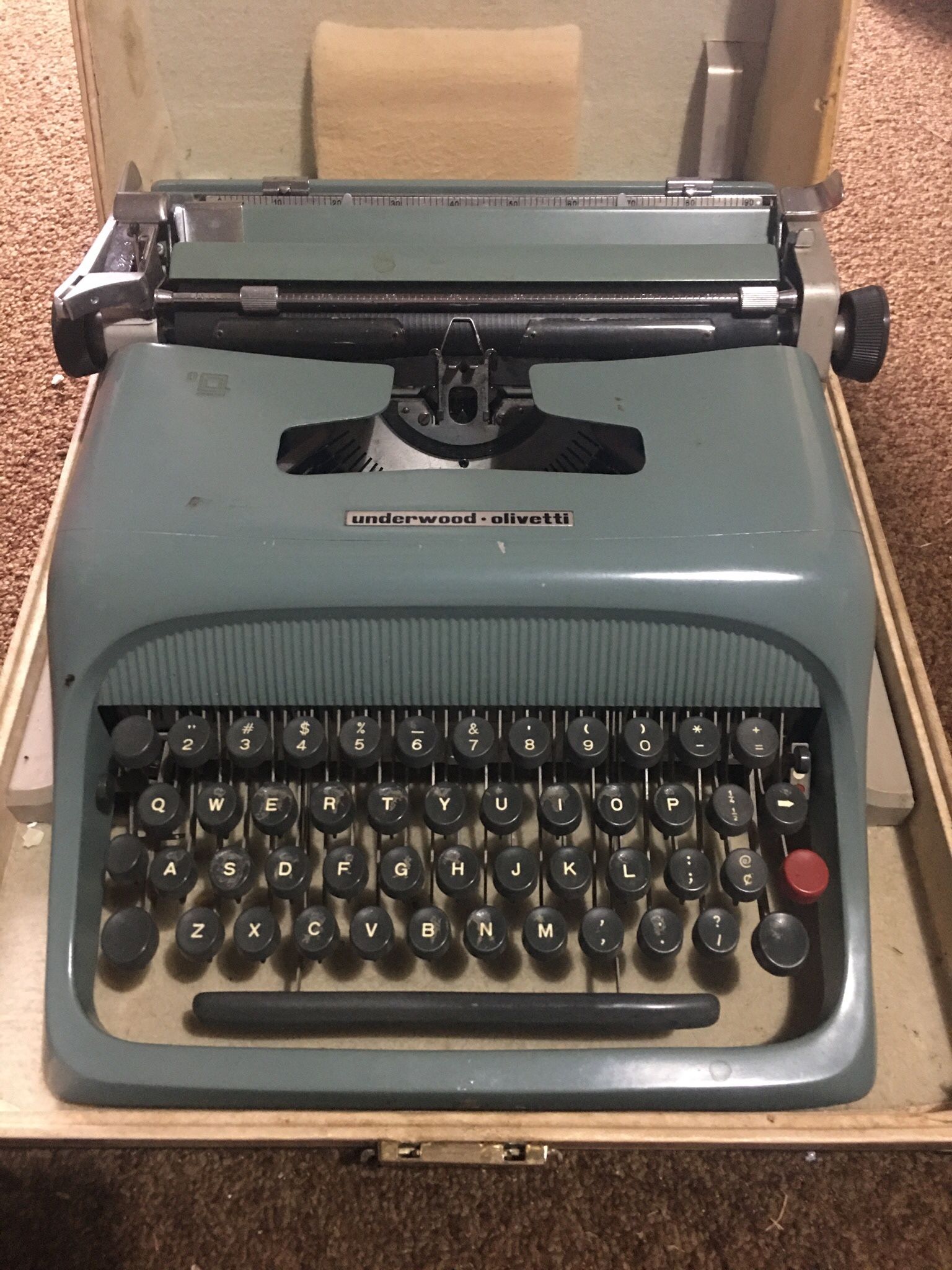 Underwood Olivetti Studio 44 Typewriter