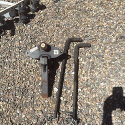 Trailer hitch with sway bars